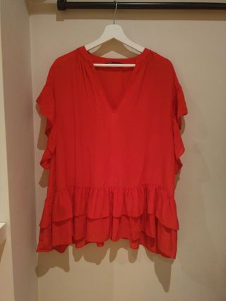 Zara blusa roja volantes de segunda mano por 15 EUR en Igualada en WALLAPOP