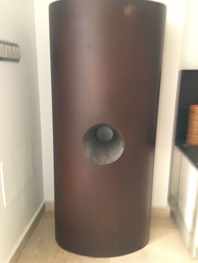 Escultura de metal color marrón