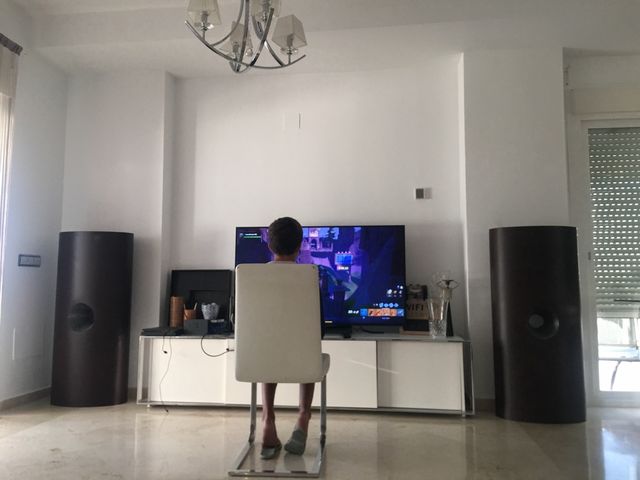 Escultura de metal color marrón