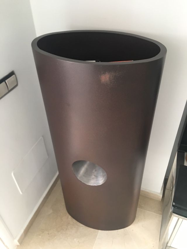 Escultura de metal color marrón