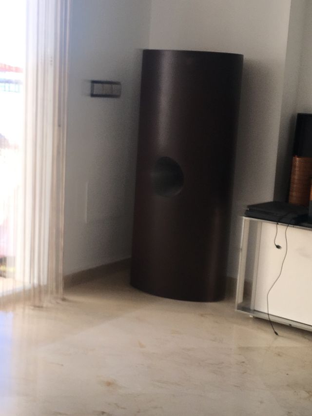 Escultura de metal color marrón