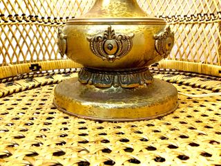 Antigua lámpara de mesa en bronce y latón.