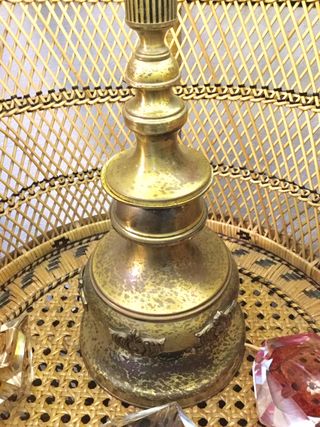 Antigua lámpara de mesa en bronce y latón.