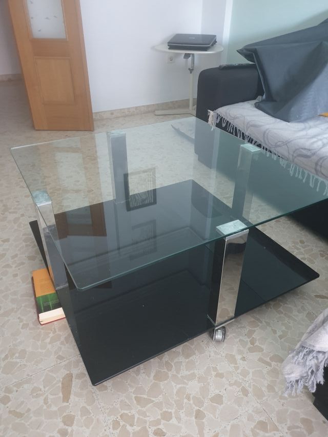Mesa salón de cristal con ruedas