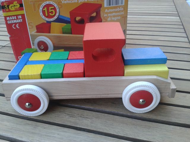 Coche para montar de madera. Casa Tobis.