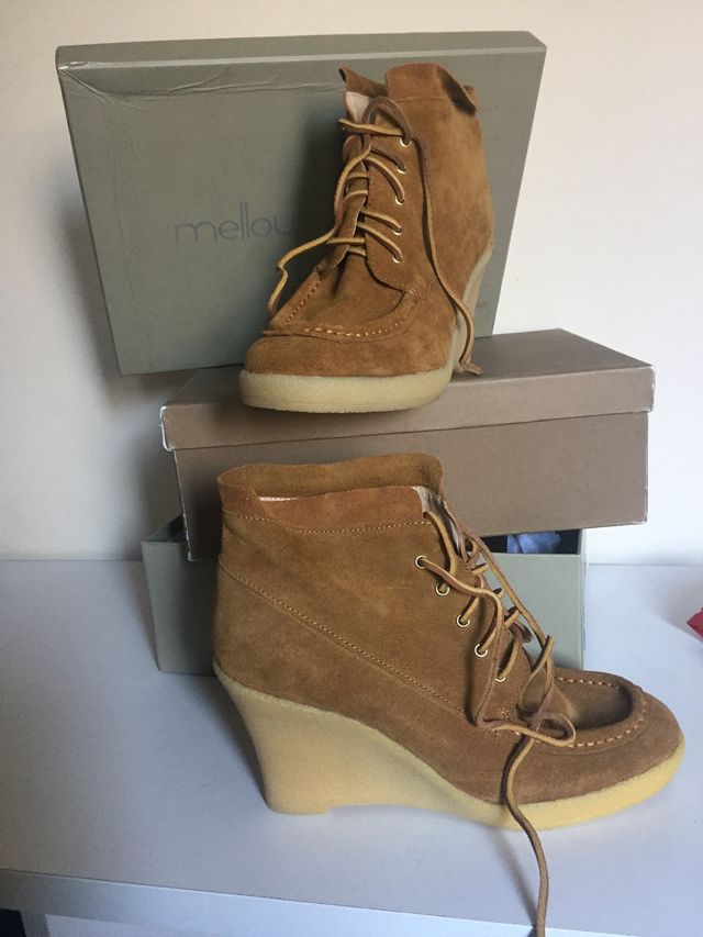 Zapatos piel con cordones y cuña