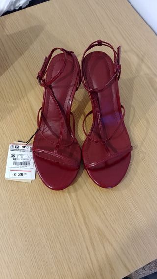 sandalias burdeos zara