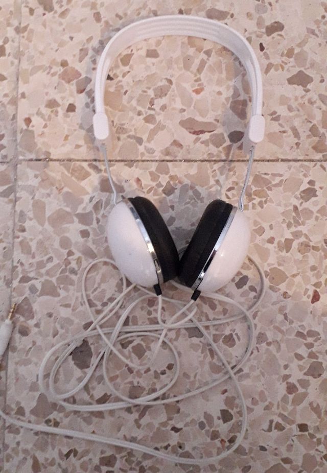 Caso Wardian Insignificante Continente Cascos benetton de segunda mano por 5 € en Alcalá de Henares en WALLAPOP Caso Wardian Insignificante Continente Cascos benetton de segunda mano por 5 € en Alcalá de Henares en WALLAPOP
