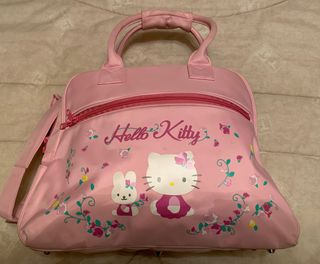 Bolsa viaje Hello Kitty + mochila(regalo) de segunda mano por 20 EUR en  Tarancón en WALLAPOP
