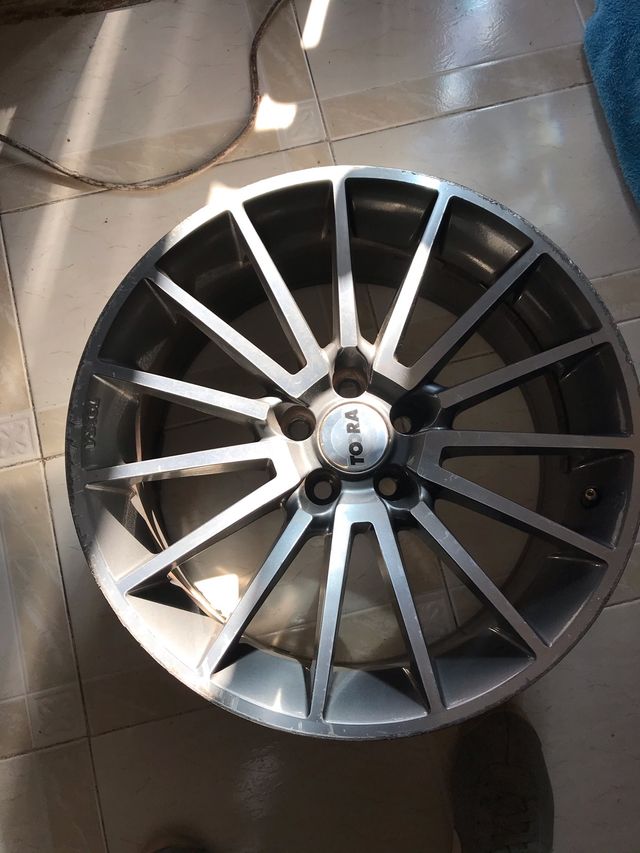 Llantas toora en 17 solo tengo 3