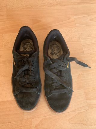 pumas negras con suela marron