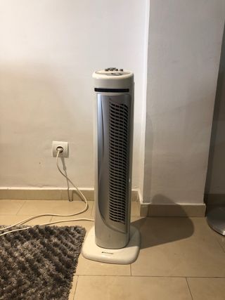 Ventilador de torre de segunda mano por 5 € en Barcelona en Ventilador Torre de segunda mano en Barcelona en WALLAPOP
