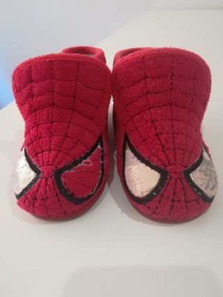 Zapatillas niño estar casa SPIDERMAN Número 25 de segunda mano por 2,99 EUR  en Aspe en WALLAPOP