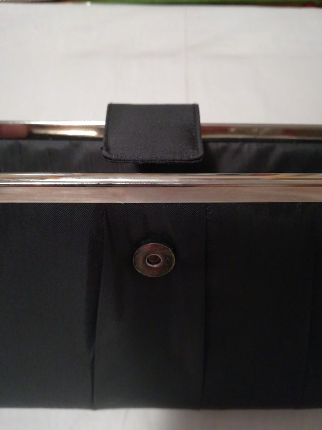 Bolso de mano negro. Cartera