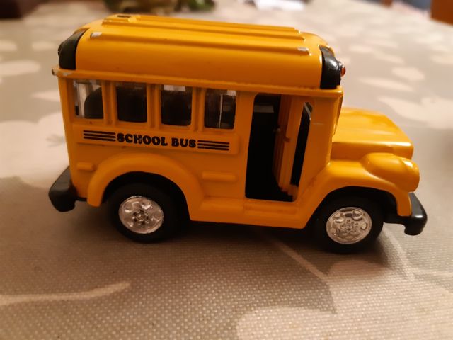 Autobús escolar amarillo