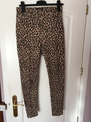 Pantalón Bershka con Print de leopardo talla 40 de segunda mano por 25 EUR  en Madrid en WALLAPOP