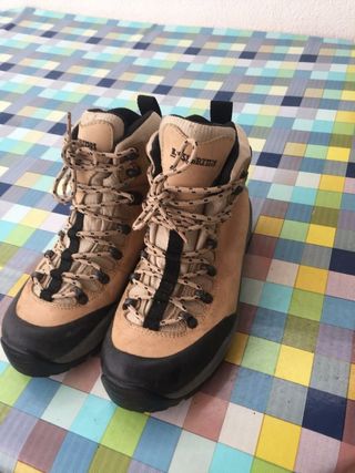 Botas montaña La Sportiva de segunda mano por 100 EUR en Alhendín en  WALLAPOP