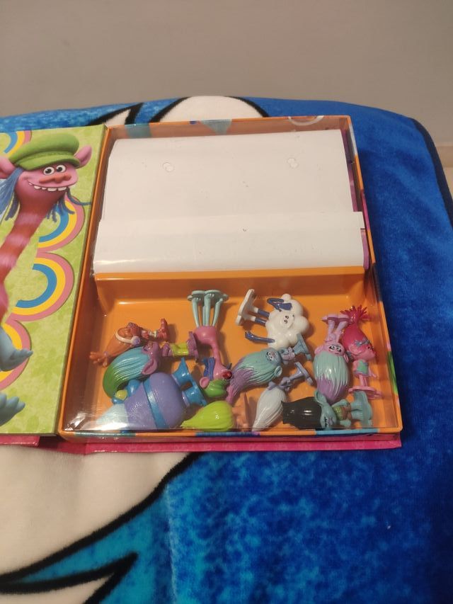 Trolls: cuento, figuras y tapete