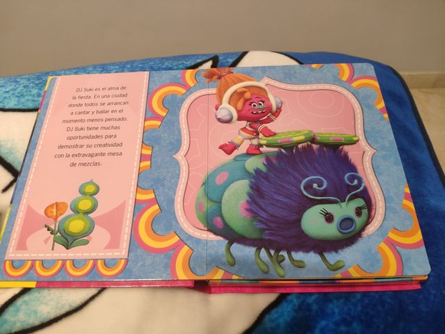 Trolls: cuento, figuras y tapete