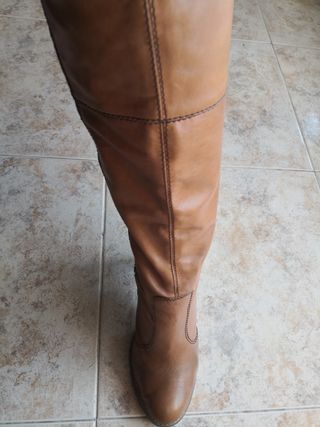 Botas altas mujer piel de segunda mano por 20 EUR en Gavà en WALLAPOP