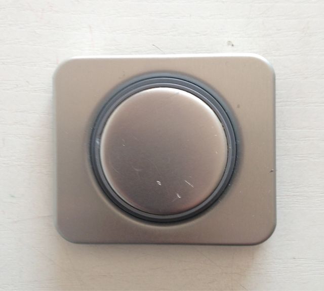 LOTE 4 Tapas Regulador Tensión Simón 75