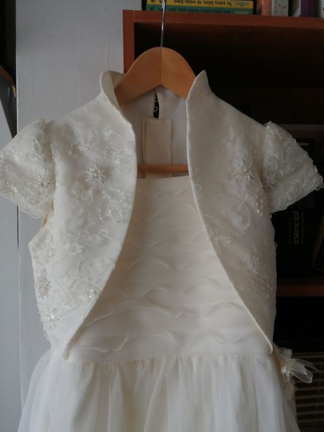 Vestido  de comunión. necesuta pequeño  arreglo