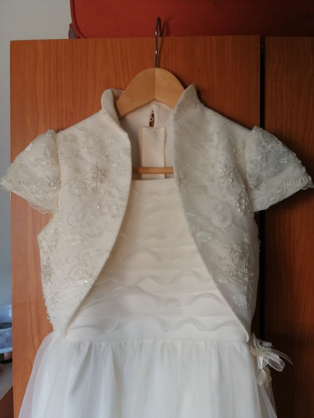 Vestido  de comunión. necesuta pequeño  arreglo