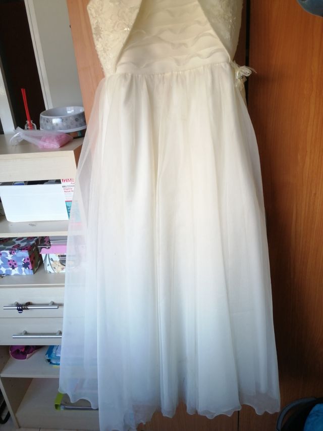 Vestido  de comunión. necesuta pequeño  arreglo