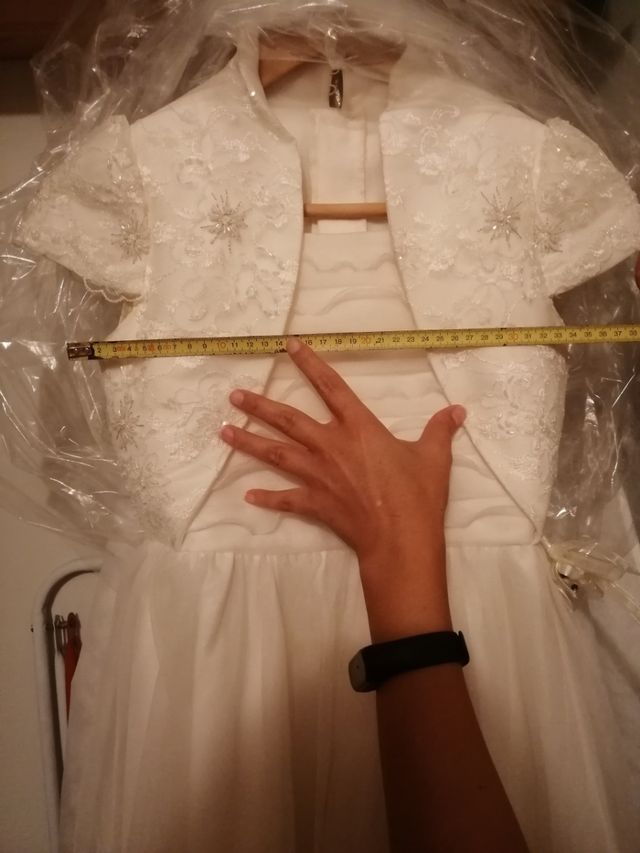 Vestido  de comunión. necesuta pequeño  arreglo