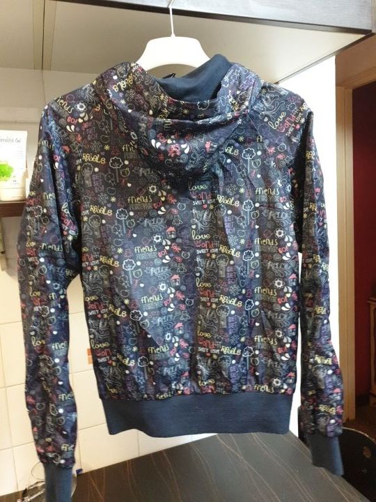 chubasquero con capucha y bolsillos