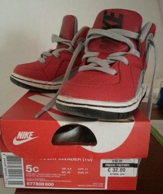 Zapatillas semibota NIKE de segunda mano por 15 EUR en La Presa en WALLAPOP