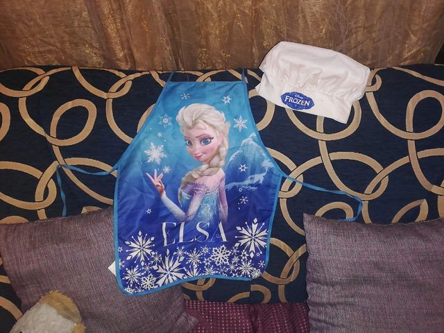 DELANTAL Y GORRO ELSA