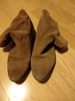 Botines planos piel vuelta N 39 color camel de segunda mano por 5 EUR en  Alicante en WALLAPOP