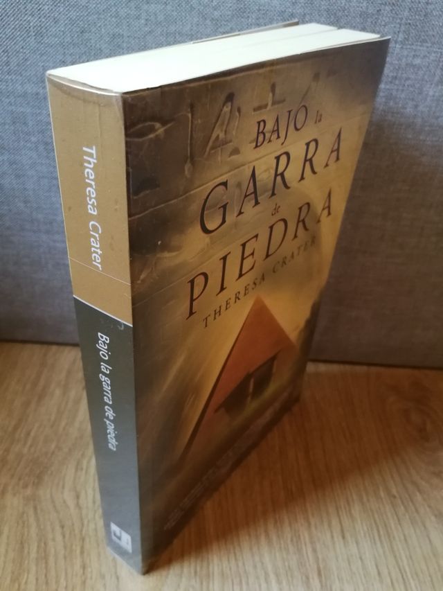 Libro Bajo la Garra de Piedra (Nuevo)