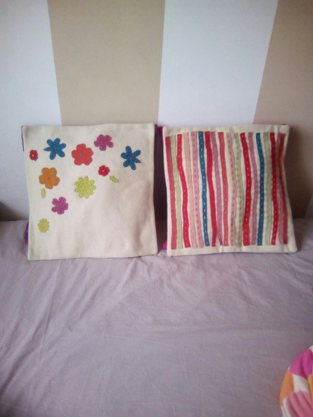 Alegre cojin con aplicaciones de fieltro