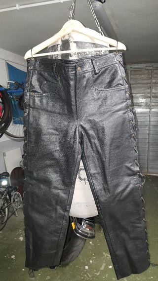 PANTALON CUERO MOTO CUSTOM de segunda mano por 50 EUR en Montblanc en  WALLAPOP