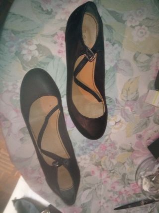 Zapatos tacón corrido negros piel de segunda mano por 12 EUR en Madrid en  WALLAPOP