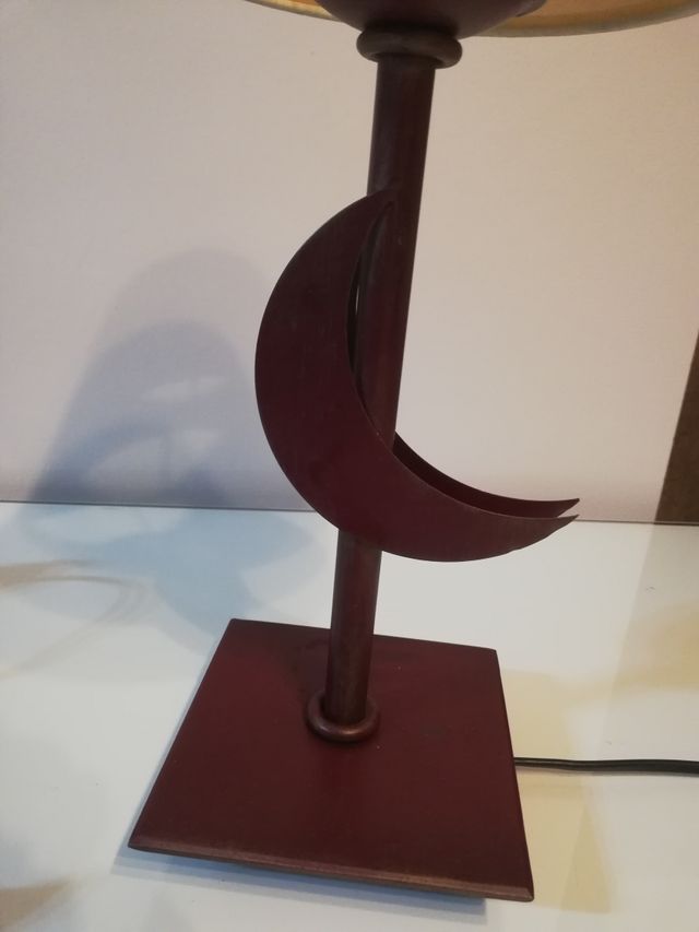 Juego de lampara de techo y mesilla de segunda mano por 10 € en Sevilla