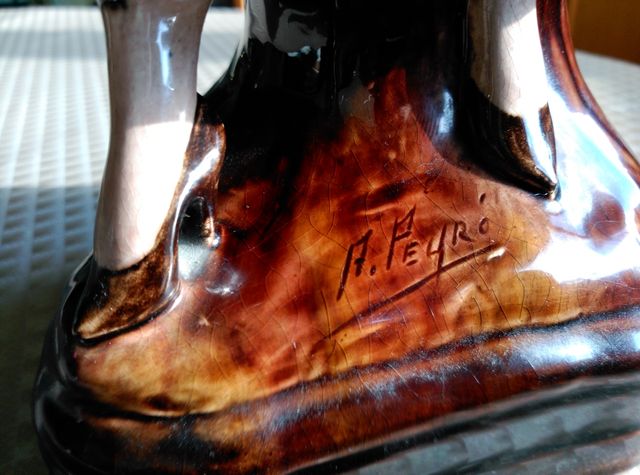 Figura de loza con firma