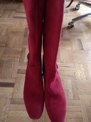 Botas Rojas de ante de segunda mano por 45 EUR en Madrid en WALLAPOP
