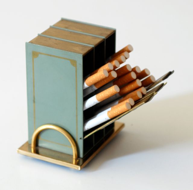 Cigarrera vintage de metal y plástico duro.