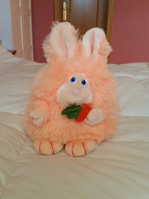 Conejo de peluche con zanahoria