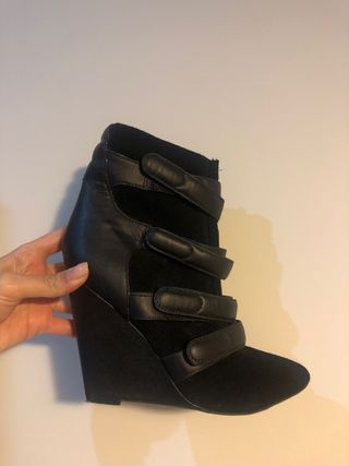 Botin negro mango de segunda mano por 20 EUR en Majadahonda en WALLAPOP