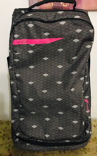 Bolso \\/ Maleta con asa y ruedas NewFeel de segunda mano por 20 EUR en  Barcelona en WALLAPOP