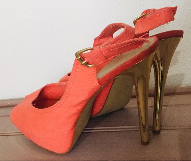 Zapatos color coral y tacón color oro.