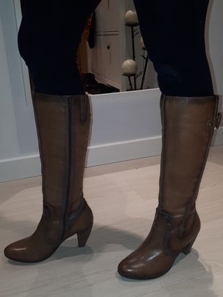Botas altas mujer Martinelli num.38 de segunda mano por 65 EUR en Zaragoza  en WALLAPOP