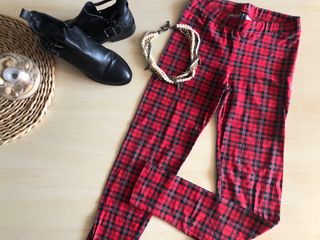 Leggins de cuadros de Stradivarius de segunda mano por 8 EUR en El Campillo  del Moro en WALLAPOP