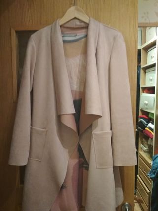 3 vestidos y chaqueta de ante de segunda mano por 23 € en La Chaqueta de segunda mano en La Condomina en WALLAPOP