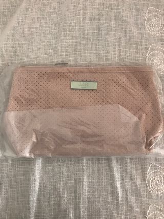 Neceser Hugo Boss de segunda mano por 10 EUR en San Sebastián de Los Reyes  en WALLAPOP