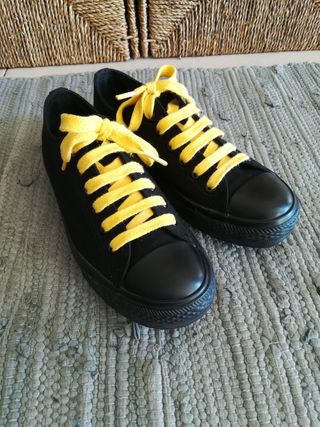 Zapatillas tipo converse negras talla 37 de segunda mano por 20 EUR en  Barcelona en WALLAPOP